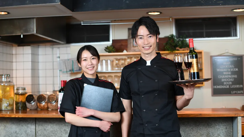 飲食店開業パッケージ｜開業したお店に立つスタッフのイメージ